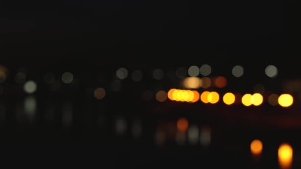 Luzes Fortemente Desfocadas Cidade Noturna Carros Estão Dirigindo Estrada — Vídeo de Stock