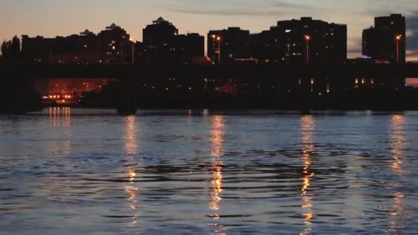 Wieczorne Miasto Tle Rzeki Latarnie Odbijają Się Wodzie Moście Nad — Wideo stockowe