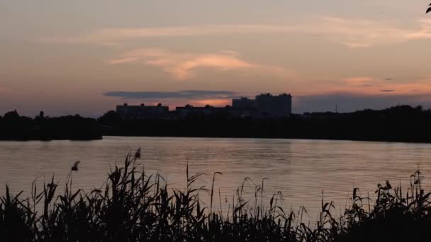 日落时在河畔的城市 城市景观 复古镜框 — 图库视频影像