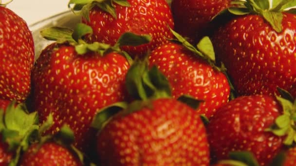 Verse Rijpe Aardbeien Met Groene Bladeren Liggen Het Bord Camera — Stockvideo