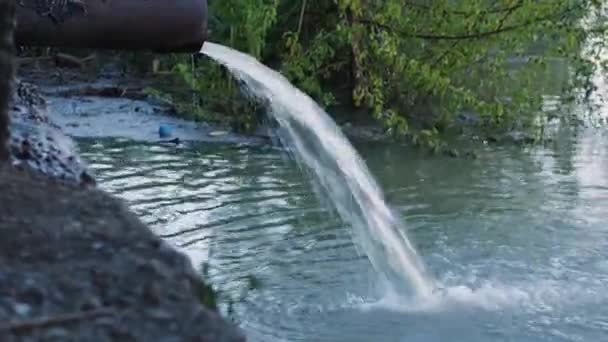 Cano Enferrujado Água Esgoto Drenada Para Rio Descarga Águas Residuais — Vídeo de Stock