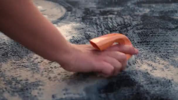 Umyj Ręcznie Dywan Kobieta Pomarańczową Szczotką Pianką Czyści Powierzchnię Dywanu — Wideo stockowe