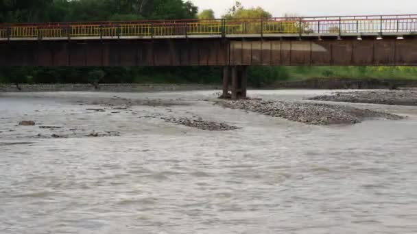 Rio Montanha Com Água Suja Flui Sob Uma Ponte Metálica — Vídeo de Stock