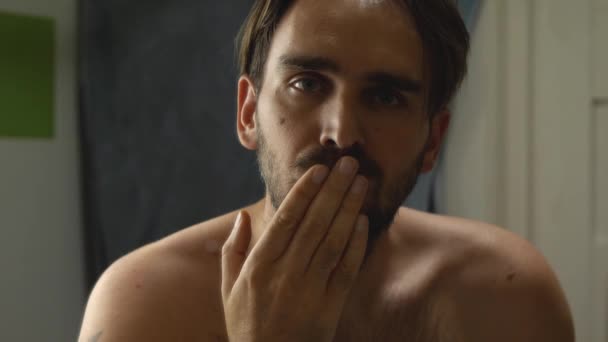 Egy Férfi Fürdőszobában Póló Nélkül Tükörbe Néz Megcsókolja Tenyerét Csókot — Stock videók