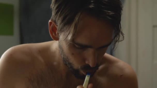 Homem Sem Camisa Barbudo Banheiro Escovando Dentes Com Olhos Fechados — Vídeo de Stock