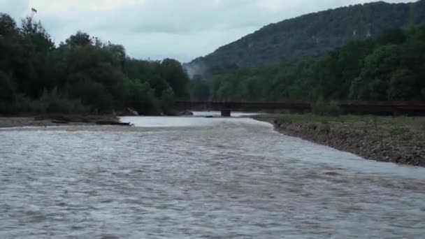 Horská Bahnitá Řeka Pozadí Lesa Železného Mostu — Stock video