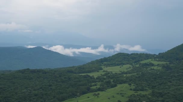 緑の山々のパノラマ雲と霧に包まれた 旅行とアクティブライフスタイルの概念 — ストック動画