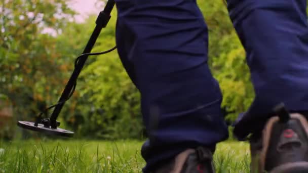 Search Metal Field Metal Detector Man Searches Ground Old Artifacts — Stock Video