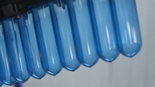 Voorvormen Voor Vijf Liter Flessen Worden Naar Blaasmachine Gestuurd Productie — Stockvideo