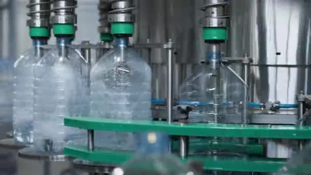 Proceso Llenado Automático Agua Una Botella Plástico Unidad Llenado Producción — Vídeos de Stock