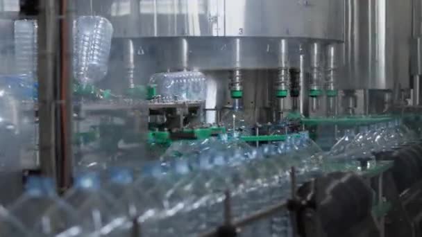 自動ボトルリング 充填およびキャッピングマシン 食品加工工場での飲料水生産の自動化 — ストック動画