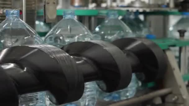 Las Botellas Agua Cinco Litros Envían Máquina Tapadora Con Tornillo — Vídeo de stock