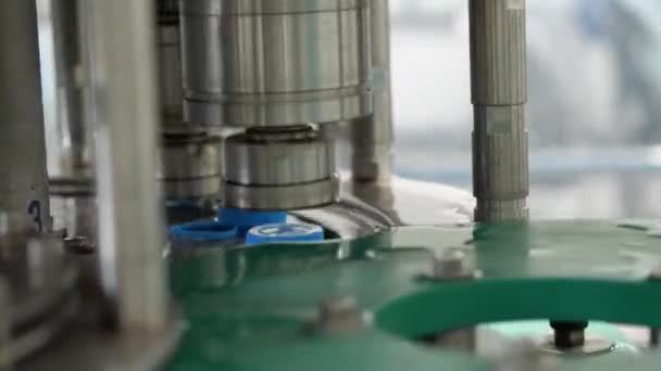 プラスチック製の5リットルボトルのキャップのクローズアップ 食品加工工場での飲料水の生産 — ストック動画