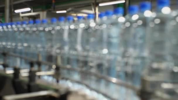 Producción Vídeo Borroso Agua Potable Botellas Plástico Que Mueven Largo — Vídeos de Stock