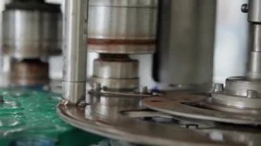 Plastik şişeler için 5 litre yakın çekim hacimli otomatik kaplama makinesi. Yiyecek işleme tesisinde içme suyu üretimi