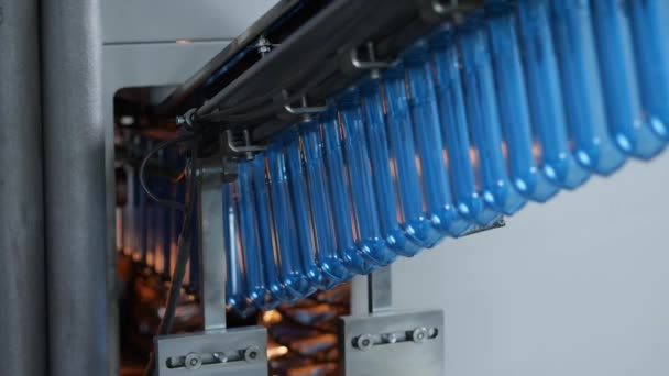 Μπλε Φόρμες Στέλνονται Στη Μηχανή Χύτευσης Παραγωγή Πλαστικών Φιαλών Στο — Αρχείο Βίντεο