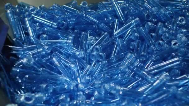 Cinta Transportadora Recoge Las Preformas Plástico Azul Tolva Planta Para — Vídeos de Stock