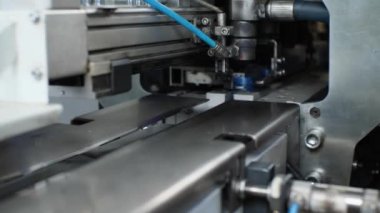 Şişe üfleme makinesinin yakın plan görüntüsü. İçme ve maden suyu üretimi için bitki.