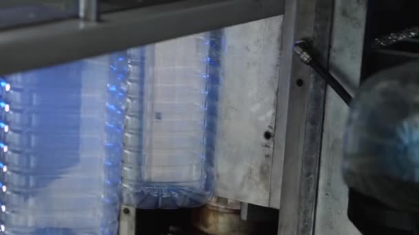 Primer Plano Del Trabajo Una Máquina Soplado Botellas Cinco Litros — Vídeos de Stock