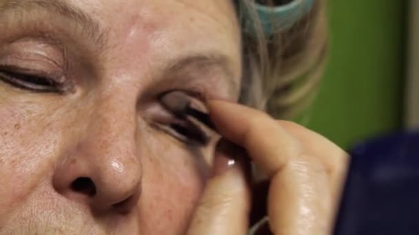 Пожилая Женщина Прикладывает Щёткой Тень Глазам Косметический Макияж Крупный План — стоковое видео