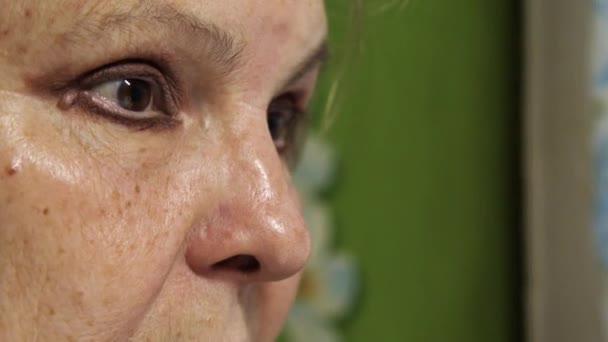 闭上一个老女人的脸 她眨了眨眼 — 图库视频影像