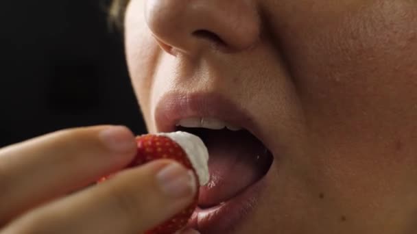 Primo Piano Una Donna Che Morde Fragole Con Crema Sulle — Video Stock