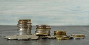 Farklı ülkelerden gelen madeni paralar giderek azalıyor. Bozukluklar ön planda. İş planlaması, finans ve tasarruf kavramı