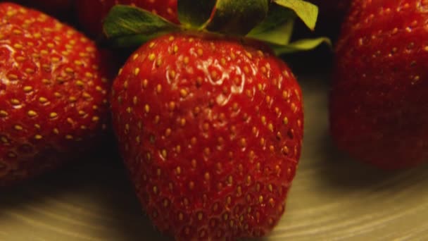 Μακρο Σφηνάκι Φρέσκιες Ζουμερές Κόκκινες Φράουλες Βρίσκονται Ένα Πιάτο Μετακίνηση — Αρχείο Βίντεο