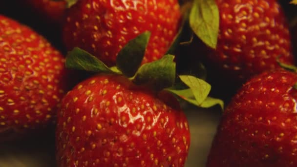 Macro Fotografie Van Verse Sappige Rode Aardbeien Met Groene Bladeren — Stockvideo