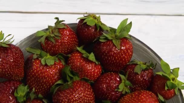 Fragole Rosse Succose Fresche Con Foglie Verdi Sono Sul Piatto — Video Stock