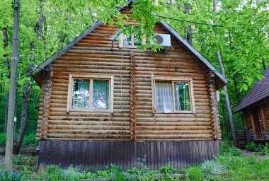 Ormanda klimalı bir ahşap ev bulunmaktadır. Aile tatili kavramı.
