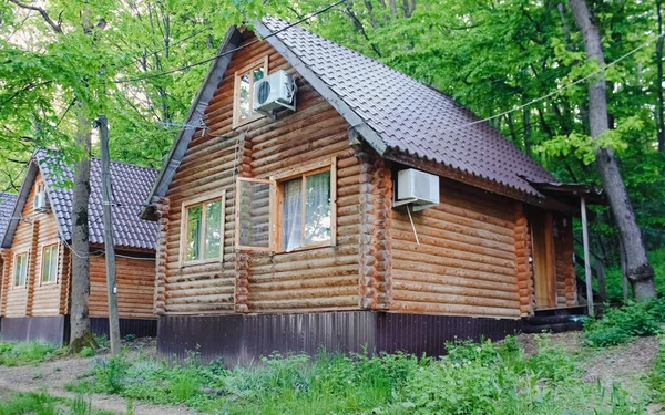 Wald Stehen Häuser Aus Baumstämmen Mit Einem Metalldach Das Konzept — Stockfoto