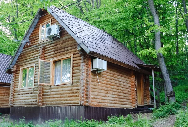 Das Blockhaus Befindet Sich Wald Das Konzept Eines Familienurlaubs Auf — Stockfoto