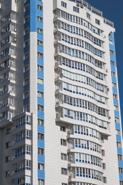 Krasnodar, Krasnodar Bölgesi, Rusya, 11 Haziran 2021: Gri ve mavi çok katlı bir bina. Bakış açısı. Şehir manzarası.