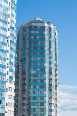 Krasnodar, Krasnodar Toprakları, Rusya, 11 Haziran 2021: Mavi gökyüzüne karşı modern çok katlı yapılar. Şehir manzarası