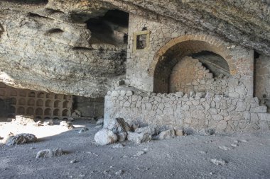 Deniz kıyısındaki bir kayanın içinde mağara. Şarap depolamak için insanlarla donatılmış. Golitsyn 's Grotto Kırım' da yer almaktadır.