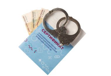 Aşı sertifikası, kelepçe ve para. Sertifikanın satışı için cezai sorumluluk. Rusça yazı: COVID-19 'a karşı aşı sertifikası