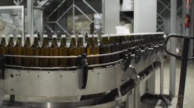 İçinde maden suyu olan cam şişelerin üretimi. Gıda endüstrisi girişimleri