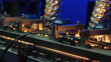 Şişe üfleme makinesinin içine yakın çekim. İçme ve maden suyu üretimi için bitki.