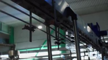 Boş plastik şişeler, maden suyu ve meşrubat üretimi için atölyedeki hava hattı boyunca ilerler.