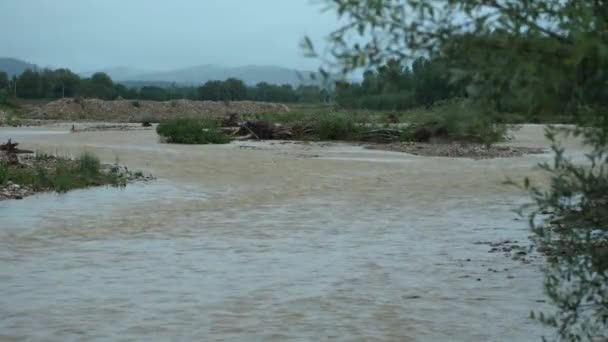Rivière Boueuse Après Pluie Sur Fond Des Montagnes — Video