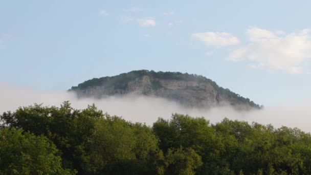 Der Gipfel Des Berges Ist Nebel Gehüllt Das Konzept Von — Stockvideo