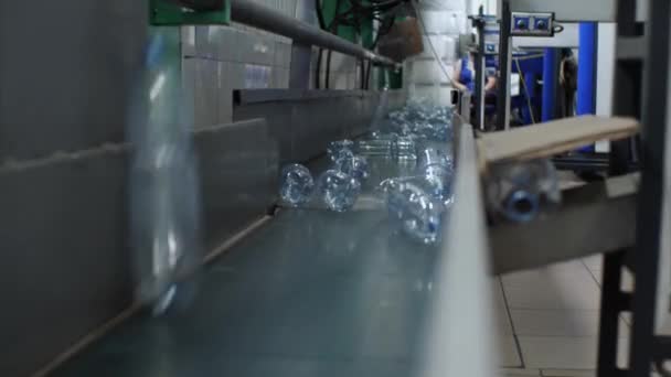 空のペットボトルはコンベアベルトに落ちます 飲料水 ミネラルウォーターの製造工場 — ストック動画