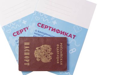 Rus pasaportu ve iki aşı sertifikası yakın plan. Çeviri: yeni bir koronavirüs enfeksiyonuna karşı aşı sertifikası COVID-19