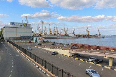 Odessa, Ukrayna, 9 Ekim 2012: Odessa ticari deniz limanı, vinçler, bir gemi ve ön planda bir otopark