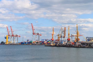 Odessa, Ukrayna, 9 Ekim 2012: Bulutlu bir gökyüzüne karşı sarı deniz turnaları. Odessa Ticaret Denizi Limanı