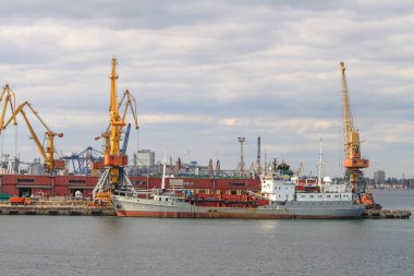 Odessa, Ukrayna, 9 Ekim 2012: Odessa deniz kargo limanında büyük sarı turnalar. Gemiyi yüklüyorum.