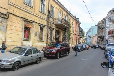 Odessa, Ukrayna, 9 Ekim 2012: Odessa 'da renkli eski evlerin yakınına park edilmiş arabalar. Eski şehirde yürüyorum