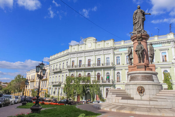 Одесса, Украина, 9 октября 2012 года: Памятник российской императрице Екатерине II в Одессе. На фоне старого здания и голубого неба