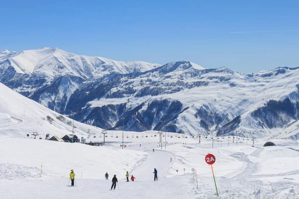 Pista Esquí Roja Con Esquiadores Sobre Fondo Picos Nevados Cielo —  Fotos de Stock